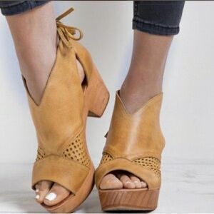 Free People Tan Revolver Clogs Open-Toe Sandals Size 6.5 Boho Platform Versatile